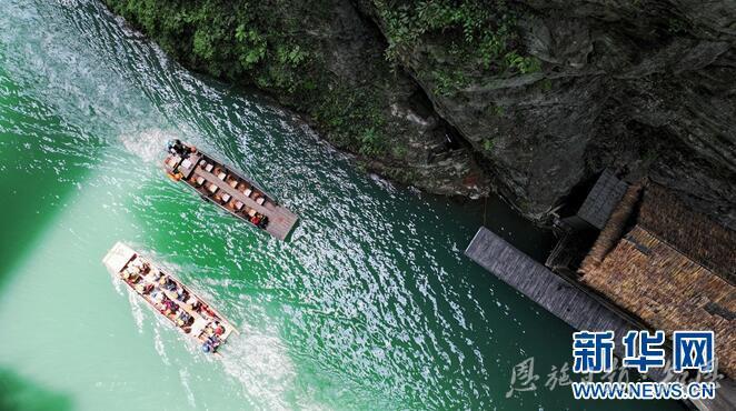 图为5月28日,游人在鹤峰县屏山旅游景区乘坐小船游玩