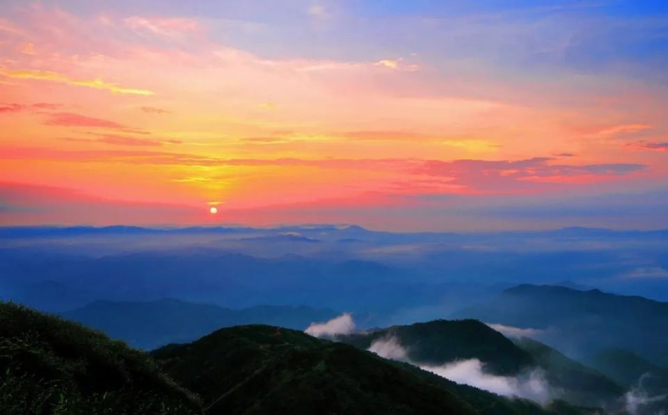 开启此次夏日之旅用一场最美日出云蒸霞蔚能得到最具象化的体现在云浮
