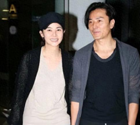 鄭伊健夫妻美國吃米線！51歲蒙嘉慧簡直不敢認