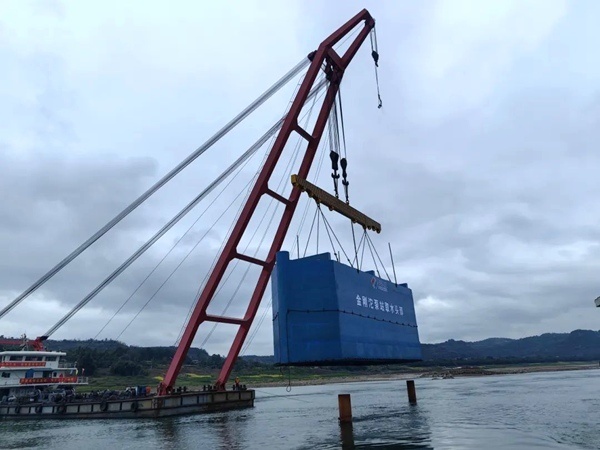 重庆规模最大的水源泵站取水头部完成水下吊装作业