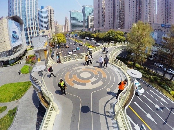 徐家汇路人行天桥空间.杨建正 摄姚丽萍/文过街,无障碍,怎么做?