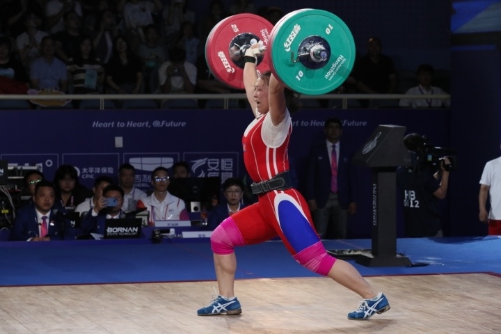 朝鲜运动员破举重女子64公斤级赛会纪录夺冠