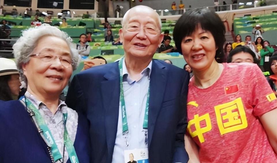 中国女排球迷见面会很热情,香港站蔡斌冲4连胜,魏纪中屡被提及