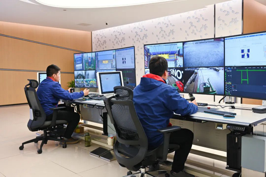 福州港首台远控岸桥投入试运行