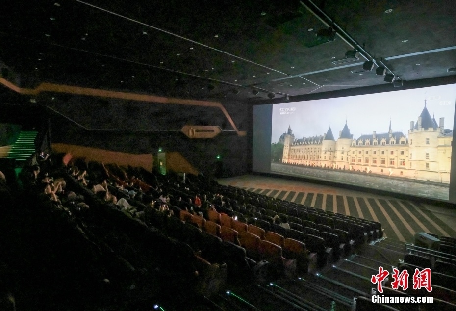 北京市民走进电影院观看巴黎奥运会开幕式直播