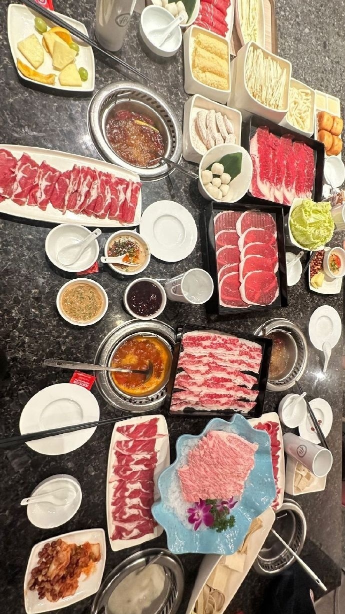 自由式滑雪运动员谷爱凌更新了社媒,晒出了自己吃火锅的照片,从照片中