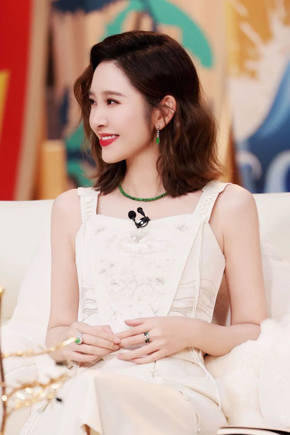 也可以和成熟大气的旗袍,褂子搭配,像张雨绮这样抓在手上点睛效果不比