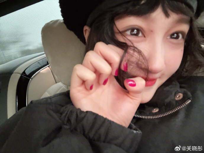 关晓彤分享自拍美照,俏皮灵动甜如少女,戴超大金戒指力证与鹿晗甜蜜