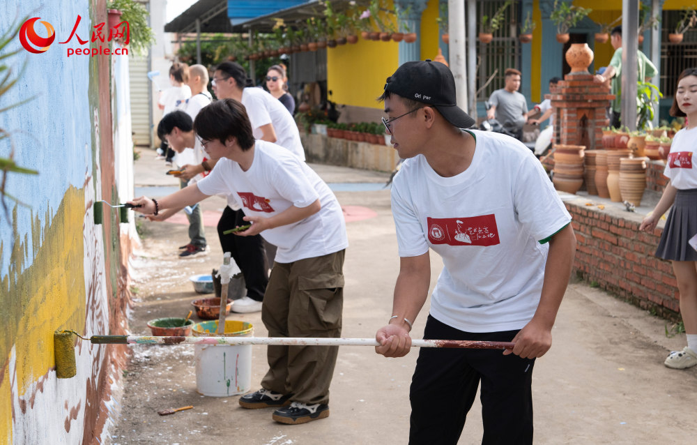以艺术之笔赋能乡村振兴武汉江夏区枫香云堡展美丽乡村画卷