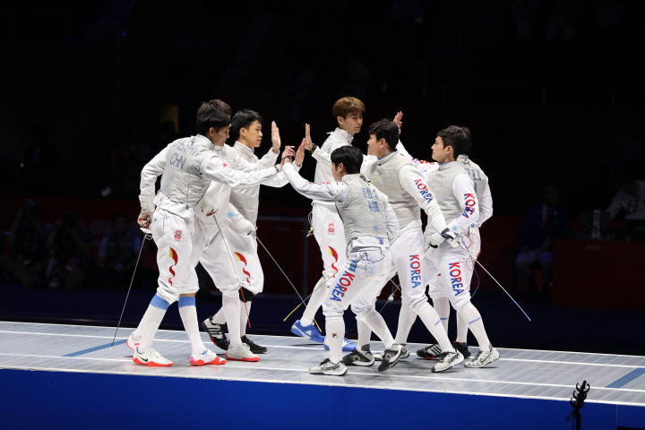 亚运会男子团体花剑决赛中国队摘银_腾讯新闻