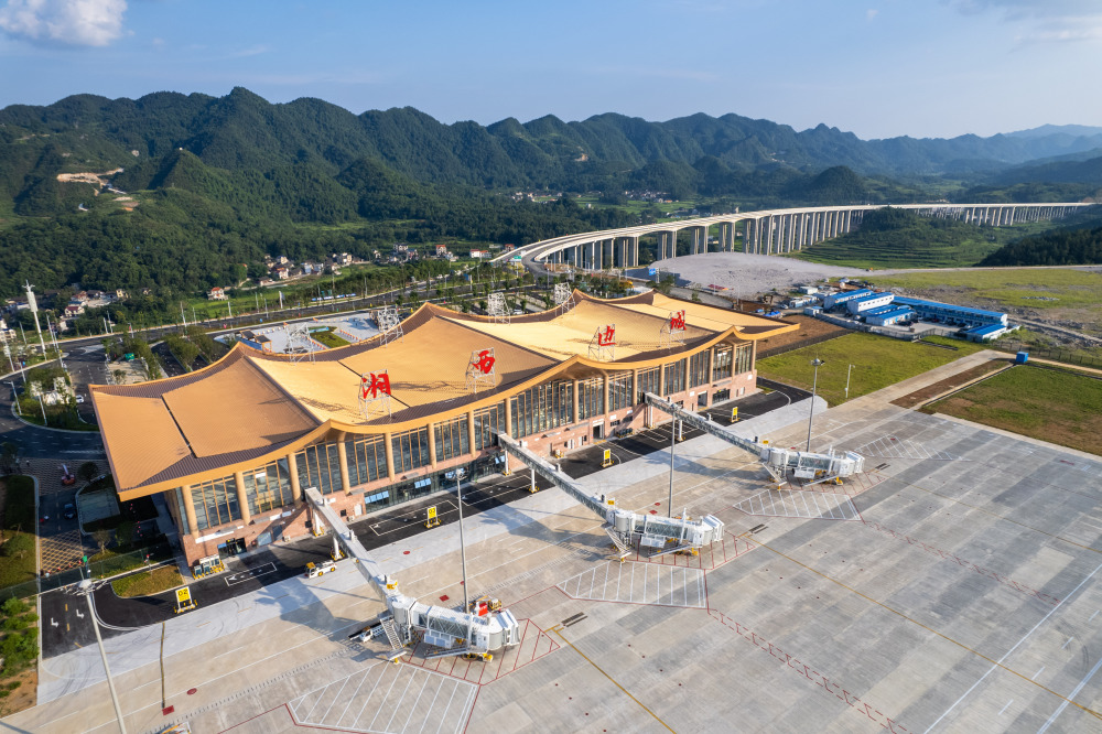 新华全媒湘西边城机场建成通航改善当地交通格局