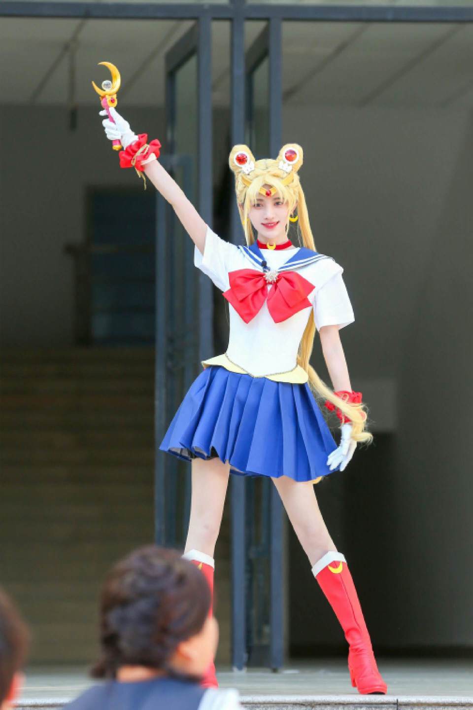 金晨cos王昭君,身穿超短裙,手拿魔法杖,和鞠婧祎气质截然不同