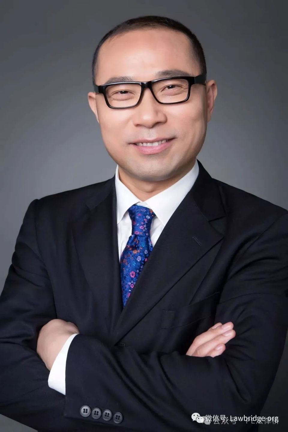 复旦大学法学学士(1992),悉尼科技大学法学硕士(2001),华东政法大学