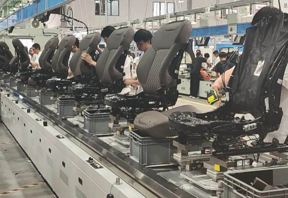 "东风李尔汽车座椅有限公司深圳分公司副总经理刘永强向记者介绍.