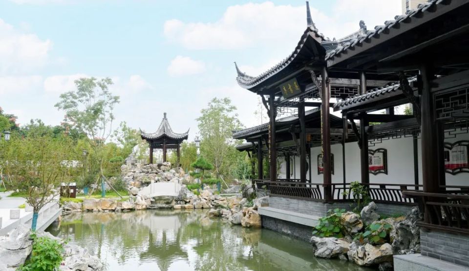 據悉,勞模廣場公園由杭州園林設計院股份有限公司設計規劃,佔地面積約