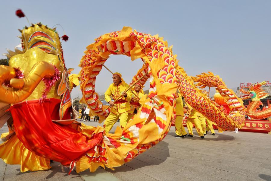 24支舞龙队伍泰山献技二月二龙抬头泰山民俗文化节登泰山活动举行