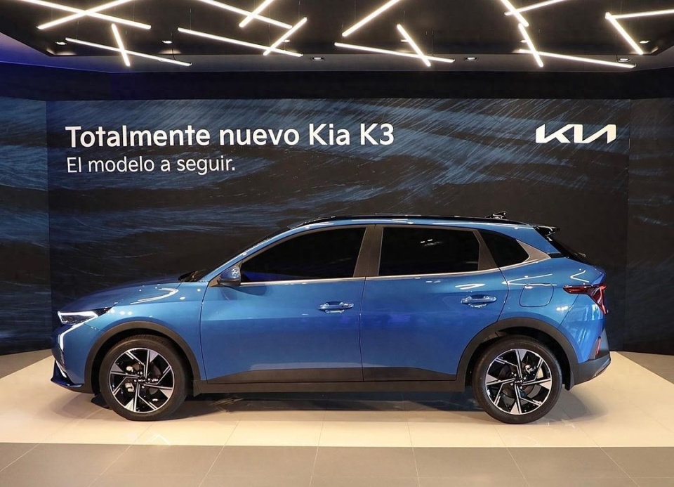 新"起亚k3"两厢版官宣,颜值配置天花板,9万能火?_腾讯新闻