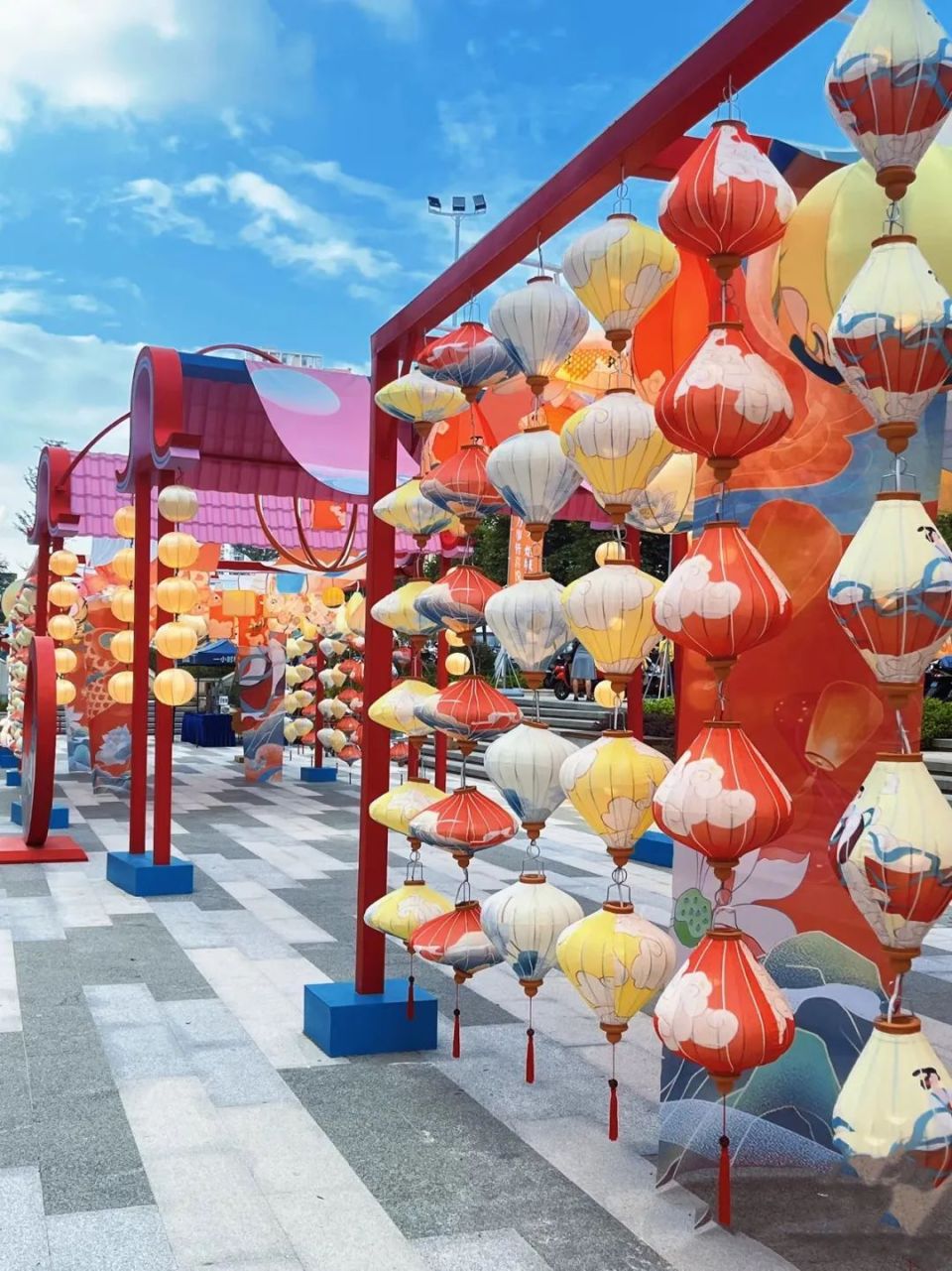 感受人间烟火的味道在外广场古风灯笼墙处02.