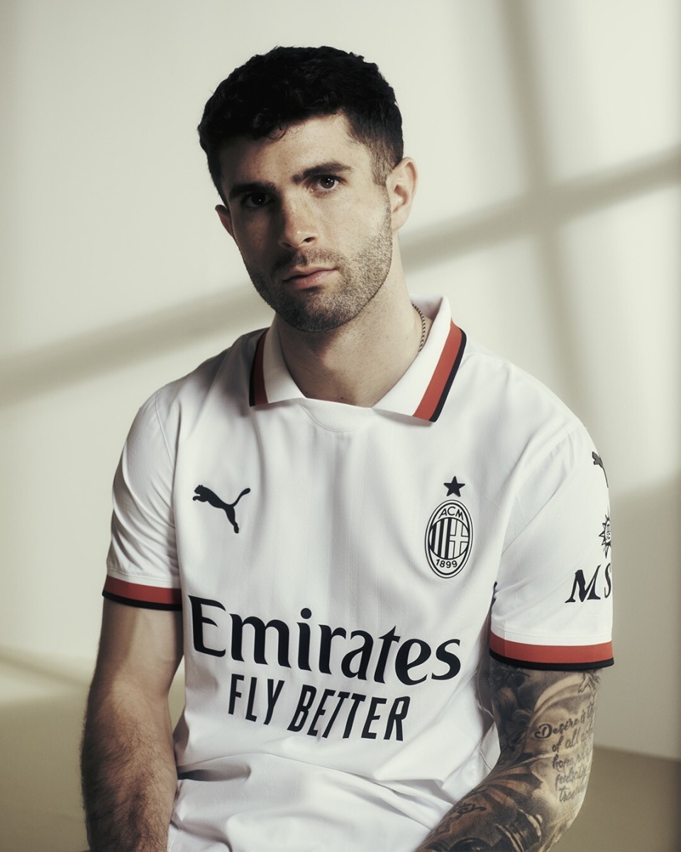 米兰发布新赛季客场球衣主色调为白色衣领袖口红黑搭配