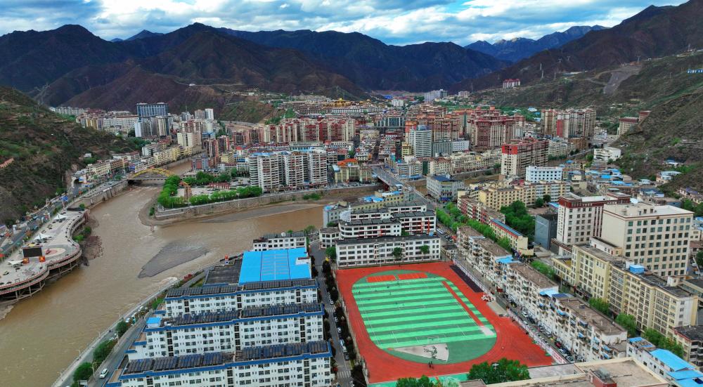 一城跨三省,景色美如画,这里是g317上的最美县城"昌都江达"