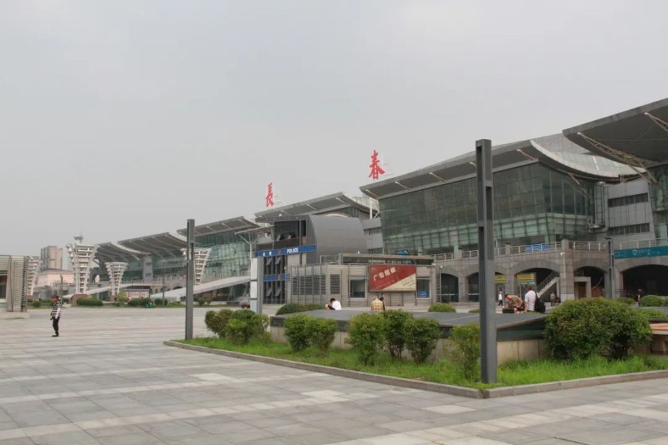 您一不小心走错出站口可以通过"南北通道"实现"更正"来源:长春火车站