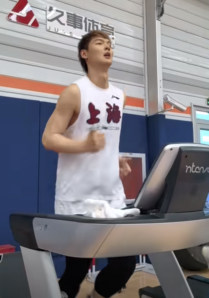 王哲林晒一天训练视频翻车遭嘲讽:300次投篮闹着玩