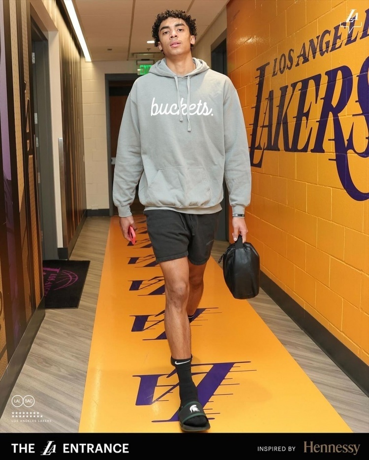 湖人全队穿搭詹姆斯低调黑卫衣八村橙色上衣融入背景