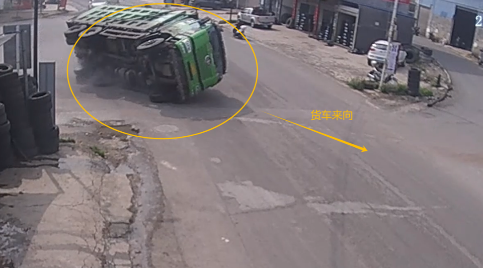 民警到达现场时,只见一辆绿色大货车侧翻在地,车上运载的石块石料