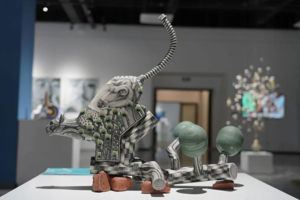 看，“瓷的旅程”--2023景德镇国际陶瓷艺术双年展获奖作品来啦_腾讯新闻