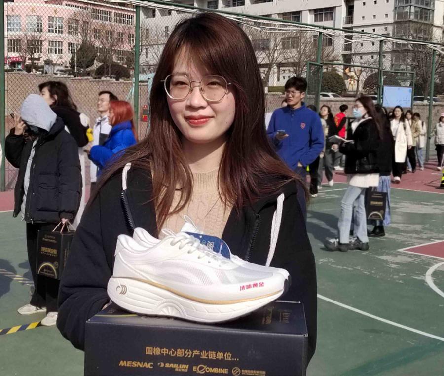 国橡中心向青岛科技大学师生捐赠液体黄金鞋