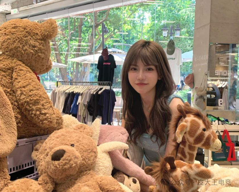 周淑怡立"穷人"人设,直播哭穷没有车,网友:她开宾利,紫色的