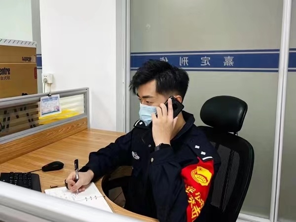 自拍,让一条名为"躲得过初一,躲不过十五"的公安工作纪实短视频迅速