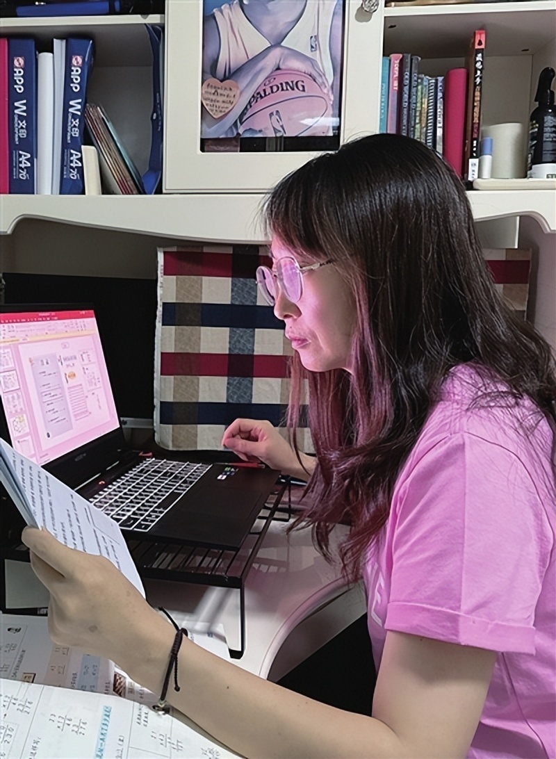 青岛启元学校数学老师曹凌睿授课的节奏主要以复习和整理知识为主.