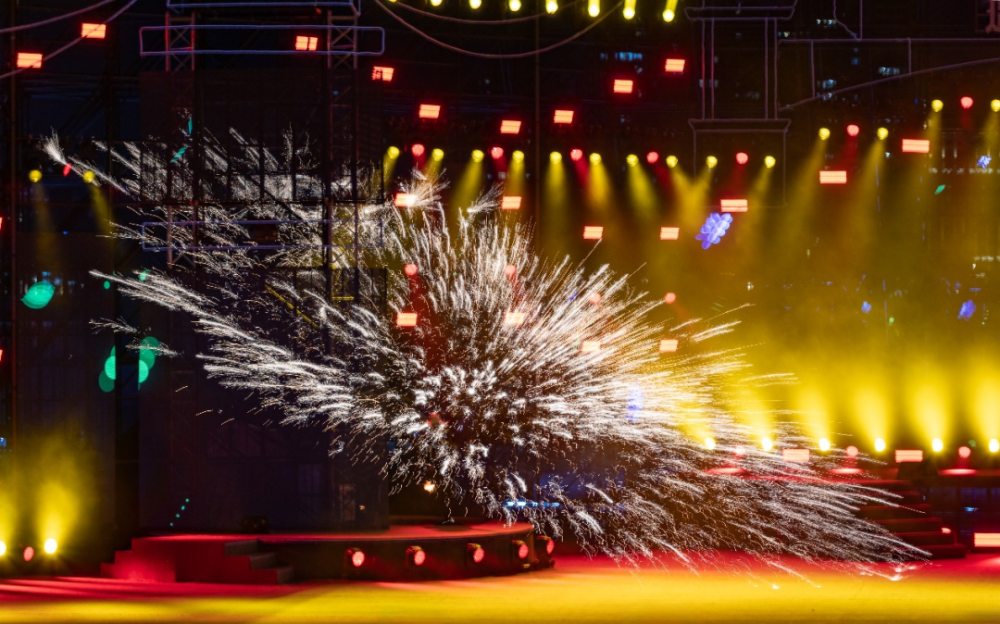 火热场面,打铁花,冷焰火等特效更是将东北老工业基地建设热浪推向高潮