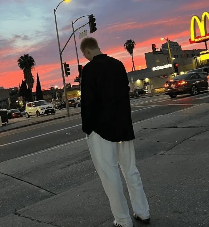 胡明轩新黄色发型引关注 网友:有点像鹿晗