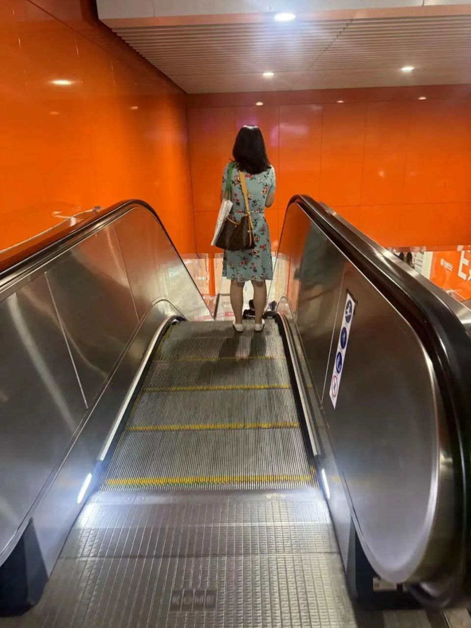 左行右立站稳扶好,什么才是乘扶梯的正确姿势?