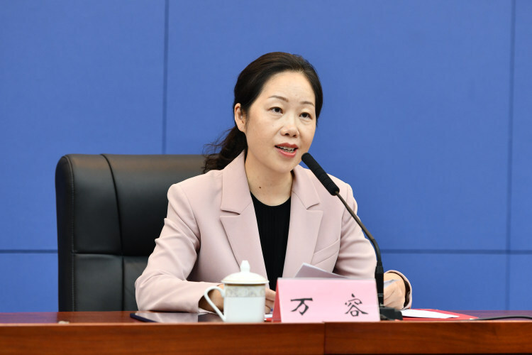 荣昌区委副书记,区长万容介绍,本次活动以群众体育为主线,融入赛事