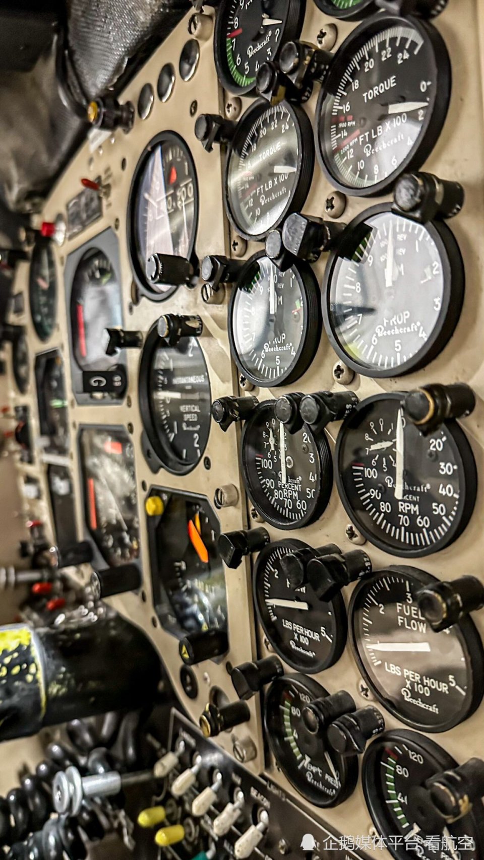"老"飞机驾驶舱的仪表盘,你知道它们都有什么作用吗?