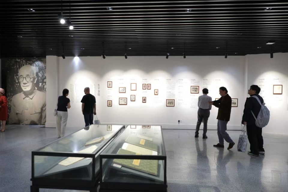 "上海市档案学会常务副理事长,上海市档案馆研究馆员邢建榕坦言.