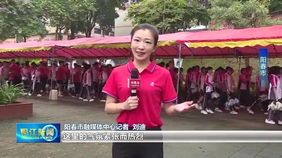 阳春市融媒体中心记者 刘迪:我现在就在阳春一中高考考点,这里的气氛