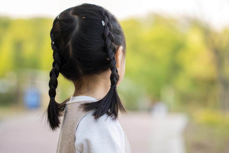 10岁女孩反复拔头发情绪难控，专家提醒这