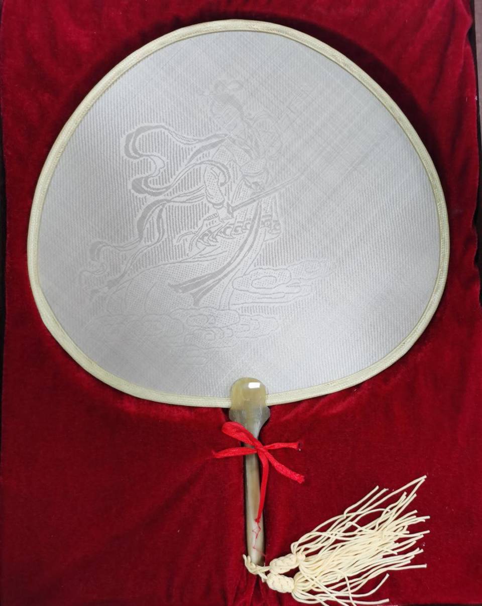 从家庭主妇到龚扇代表性传承人四川自贡巧手乡村女工匠周群英花了16年