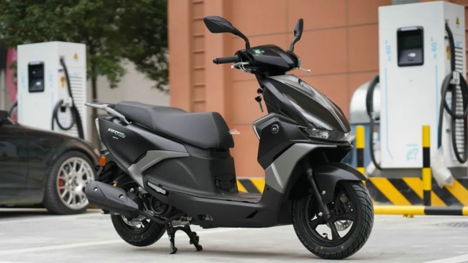 高颜值代步小踏板qjmotor鸿125到店实拍标配自动启停功能