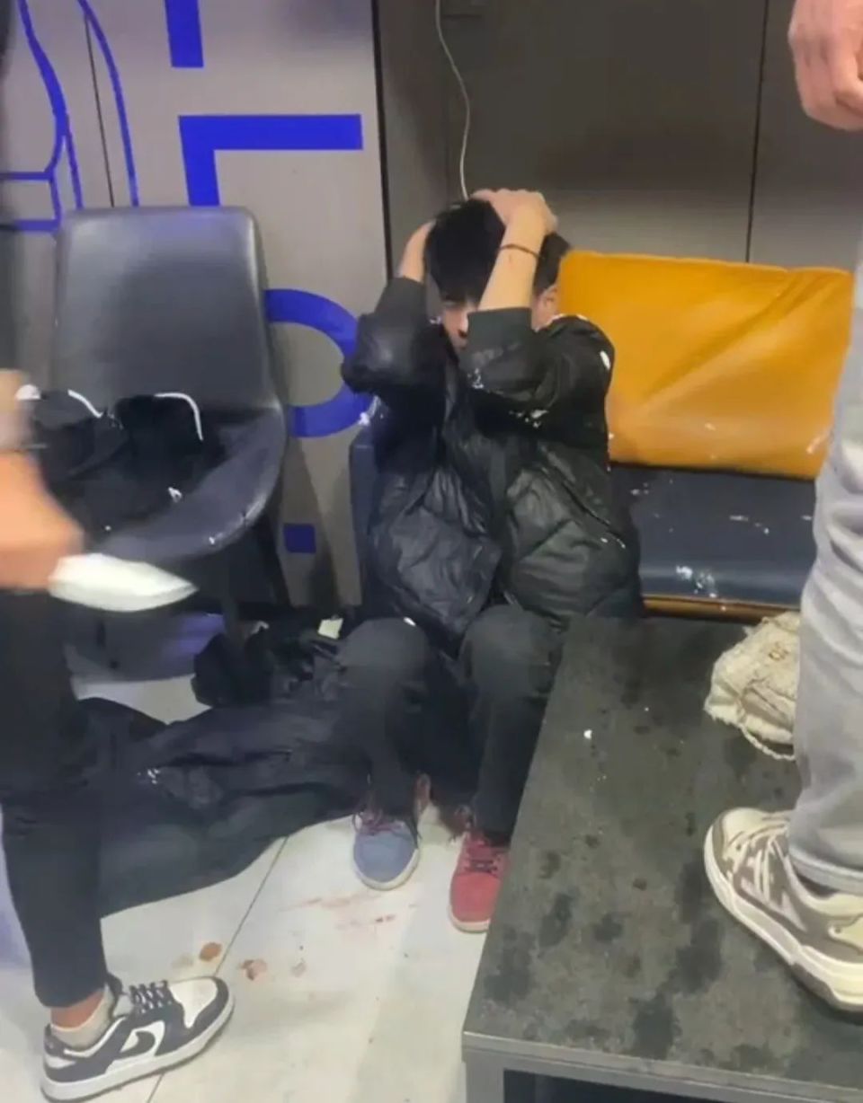 “下跪、垃圾桶套头、脱衣！”一年轻女孩在酒店遭多人施暴，视频疯传！警方通报：涉案人员全部抓获（视频/组图） - 5