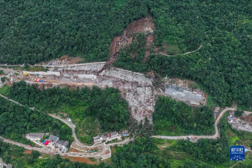 新华全媒丨应急管理部派出工作组赶赴湖北宜昌五峰县山体滑坡现场