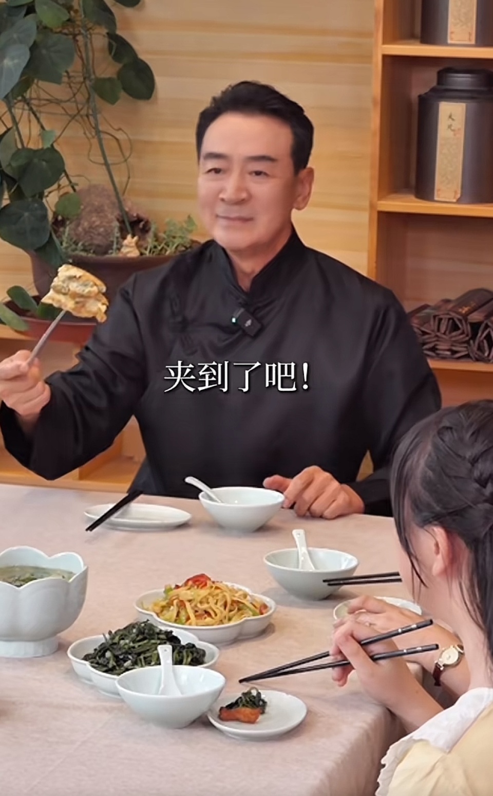 网友调侃《情深深雨濛濛》陆振华"夹不到菜",演员复刻场景回应