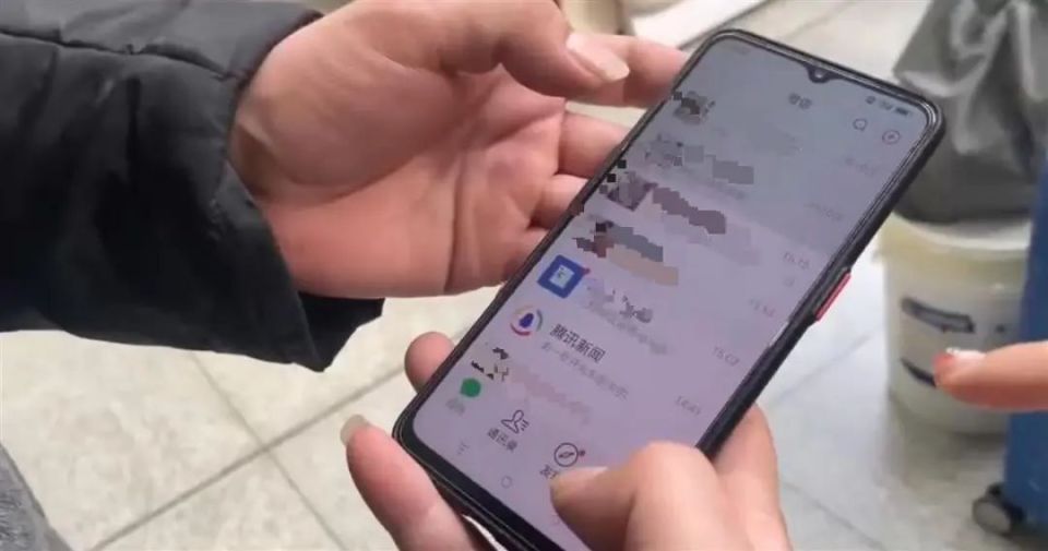 女子发视频在火车站被偷拍现场检查对方手机引争议律师个人无权擅自