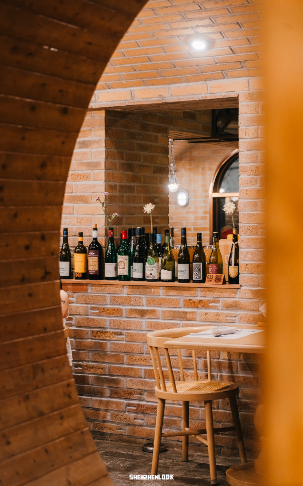 点核销并领取搭子专属包(酒券,路书,纪念手环),前往指定酒吧使用酒