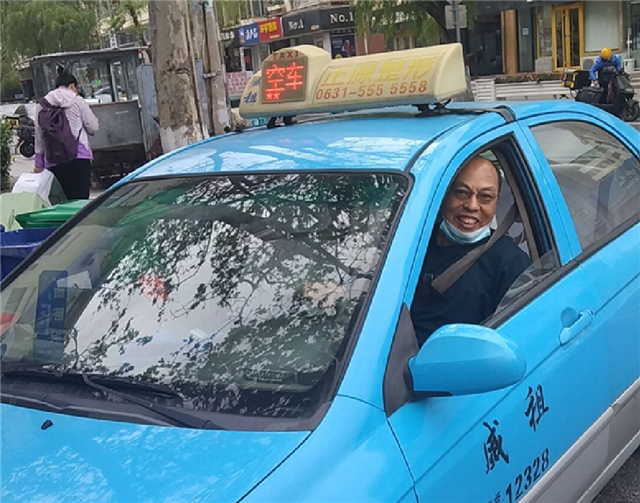 他表示,以前就在媒体上看到很多关于威海出租车司机拾金不昧,助人为乐