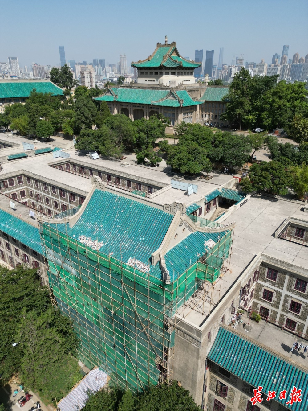 武汉大学老斋舍换瓦,樱顶将整旧如旧